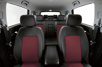 ジェットブラック／スパイスレッドのアーティフィシャルレザー・コンビネーションシート。