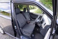 シートバックを旧型より約60mm高くすることでサポート性を高めたというフロントシート。カラーは「FX」がベージュで、「FXリミテッド」はブラック（写真）となる。