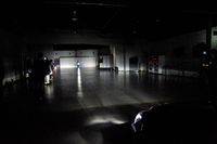 同じ発表会で披露された「LEDアレイAHS（Adaptive High beam System）」のデモの様子。遮蔽板によって光をさえぎるのではなく、LED球の点灯そのものを制御することで、より精密な制御を実現している。2015年に発売する新型車より採用を予定。
    