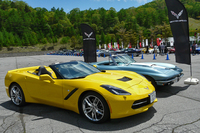 2014年式（手前）と1967年式（奥）の、2台の「シボレー・コルベット コンバーチブル」。