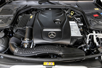 ターボで過給される2リッター直4エンジン。出力やトルク、燃費の値は、ベースモデル「C200アヴァンギャルド」と変わらない。
    