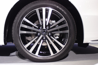 「オデッセイ アブソルート」専用の18インチアルミホイール。
    