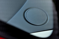 ダッシュボードの両端に施された、この丸い整形は？ 上級グレードではここにスピーカーが埋め込まれる。
