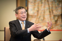 吉永泰之／Yasuyuki Yoshinaga
    1954年生まれ、東京都出身。成蹊大学経済学部を卒業し、77年富士重工業入社。営業部門要職を務め、2009年に取締役兼スバル国内営業本部長、2011年より代表取締役社長を務める。
    