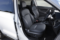 「2.0XT EyeSight」と「S-Limited」に設定される、オプションの本革シート。今回の改良では、運転席にメモリー機能付きパワーシートが装備された。