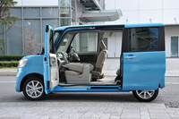 新型「タント」は従来モデルから助手席側のピラーレスドアを継承。またヒンジ式だった運転席側のリアドアを、スライド式に変更した。
    