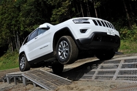 1輪が完全に浮いたこのような姿勢になっても、そこはジープの見せどころ、ジリジリと確実に前進する。