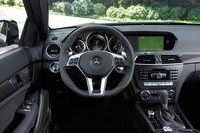 トップとボトムがフラットなステアリングホイールを採用する。