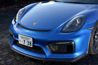 フロント下部には、ダウンフォースを発生させて走行安定性を高めるための、リップスポイラーが装着される。