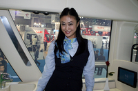 商用車のお姉さんは、どこか演歌っぽいのが魅力。日野コーナーにて。