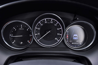 計器盤は、3つの円形メーターが並ぶスタイルはそのままに、メーター内の意匠を変更。マルチインフォメーションディスプレイ（右端）はカラー表示となった。