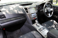 ドライバー側を向いていたインストゥルメントパネルは、新型から正面向きに。