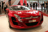 ショールーム１階で来場者を迎えるコンセプトカー、「シトロエンCメティス」。