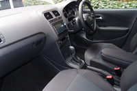 青いアクセントが入る専用ファブリックシートが装着される。