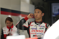 5号車のアンカーを務めた中嶋一貴。スタートから23時間57分後、悲願の優勝まであと一歩というところで、マシンがストップする事態に。