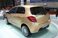 「i7」のリアビューはどう見ても、ヴィッツ！　っていうか本物よりカッコよかったりして……。
