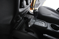 シフトレバーの横に生えているのが、FRと4WD、副変速比のハイとローを切り替えるトランスファーレバー。
    