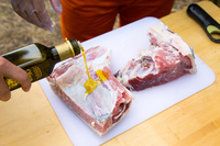 潮だまりに浸して解凍したマグロのカマに、調味料を擦り込む。「屋外で料理をするときは、トンビやカラスが食材を狙っているので気を付けてくださいね」とのこと。