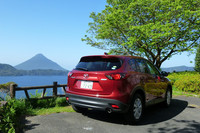 鹿児島県指宿市の池田湖で。奥に見えるのは開聞岳（かいもんだけ）。