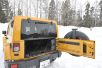 ショートボディーの「ラングラー」には一体可倒式のリアシートが装備されるのに対し、「ラングラー アンリミテッド」のリアシートは6：4の分割可倒式となっている。（写真をクリックすると、シートの倒れる様子が見られます）
    