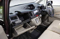 運転席まわりの収納が充実した新型。運転席側アッパーボックスの容量がアップしたほか、助手席側にもアッパーボックスが新たに採用された。
