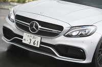 アグレッシブな表情を見せるフロント周り。エンジン冷却のために広い開口部が設けられている。
    