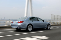 2.3トンに迫る重量級ボディでありながら、0-100km/h加速＝4.9秒のパフォーマンスを発揮。10・15モード燃費は9.3km/リッターを記録する。