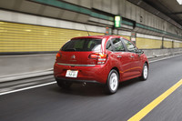 テスト車の「C3」は、上級グレードの「エクスクルーシブ」。バックソナーやESP、オートヘッドランプなどが標準で備わる。