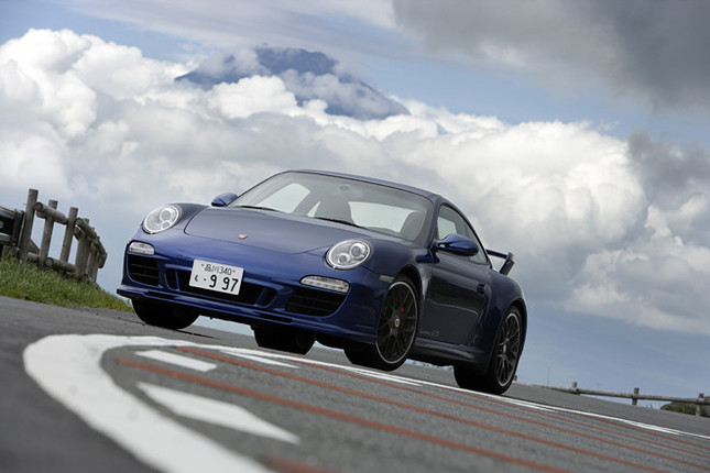 【スペック】全長×全幅×全高＝4435×1850×1300mm／ホイールベース＝2350mm／車重＝1510kg／駆動方式＝RR／3.8リッター水平対向6DOHC24バルブ（408ps/7300rpm、42.8kgm/4200-5600rpm）／価格＝1488万円（テスト車＝1626万1000円／ボディカラー＝19万4000円／Porscheロゴ・ヌバックレザートリム付きフロアマット＝3万2000円／カップエアロキット＝53万7000円／ダイナミックコーナリングライト＝12万4000円／リミテッド・スリップ・リアディファレンシャル＝20万円／スポーツクロノパッケージ＝21万7000円／シートヒーター＝7万7000円）