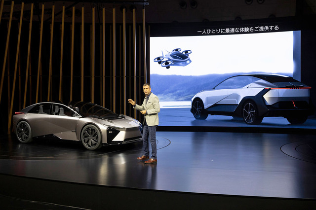 レクサスは“未来のモビリティー体験を変える”電気自動車を展示