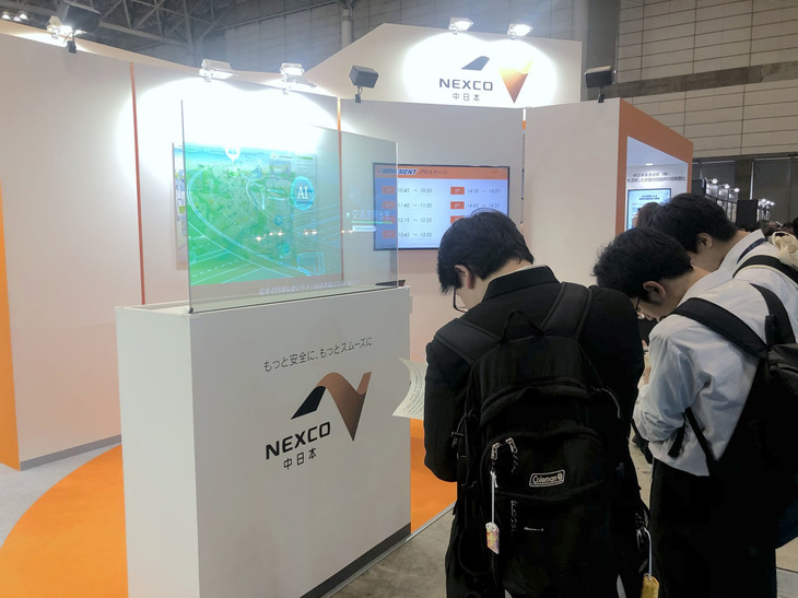 学校の課題として見学にやって来た制服姿の若者たち。他国のテック系イベントでは見られない光景である。ショーの正しい使い方のひとつといえる。