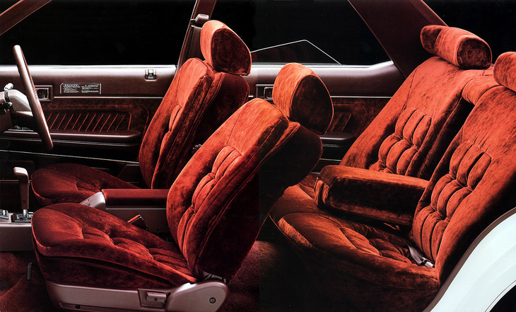 「ハードトップ2000グランデ ツインカム24」のインテリア。モケット張りは、当時の国産高級車の定番だった。