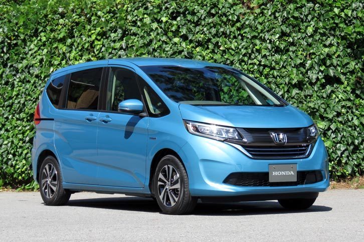 新色の「ブルーホライゾン・メタリック」が採用された「フリードハイブリッドEX」。