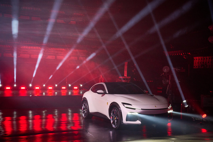 仁和寺二王門と「フェラーリ・プロサングエ」。（写真：フェラーリ・ジャパン）