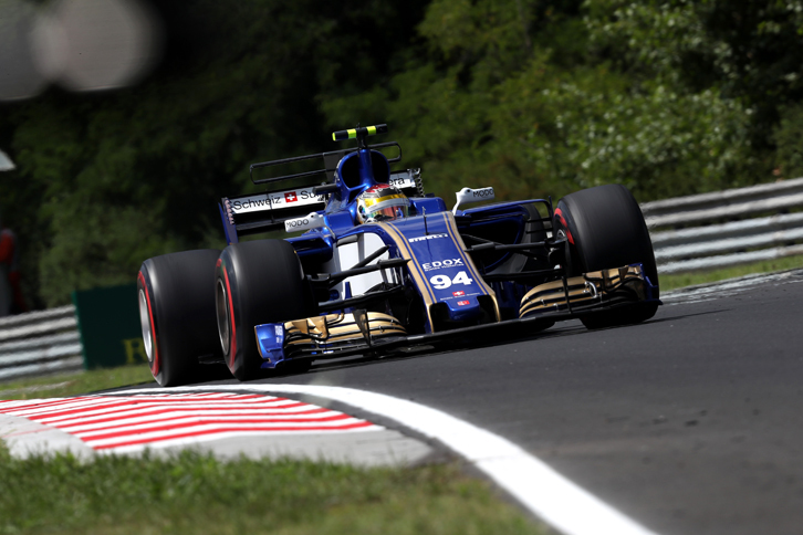 新代表フレッド・バスールを迎えたザウバーは、今季途中でチームを去ったモニシャ・カルテンボーン前代表とホンダが交わした来季のパワーユニット（PU）供給契約を撤回し、フェラーリとの長期契約を結んだと発表した。これにより2018年シーズンにホンダPUを載せるのは今のところマクラーレンだけとなるが、そのマクラーレンとの関係継続すら疑問視する向きも多い。チームは、これまで苦しめられてきた冷却の問題をクリアし、11戦目にしてようやくフェラーリPUをフルパワーで使えるようになった。パスカル・ウェーレイン（写真）15位、マーカス・エリクソン16位完走。皮肉にもホンダPU搭載のマクラーレンが2台そろって入賞したことで、コンストラクターズランキング9位から最下位に落ちた。（Photo=Sauber）