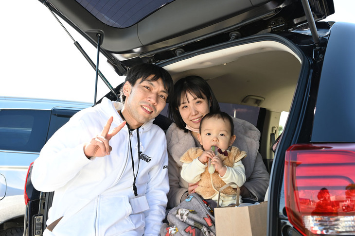 石川県から参加の西田さんご一家。生後10カ月の涼平くんにとって初めての旅行がこのミーティングだという。お父さんは荷室のAC100V・1500W電源を仕事で役立てているとのこと。