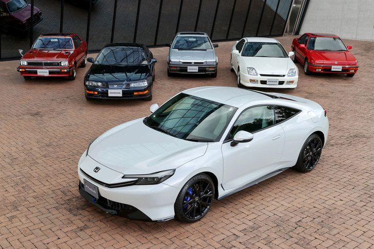 新型「プレリュード」（写真手前）のデビューに先立って、ホンダコレクションホールの歴代プレリュードを集めたメディア試乗会が催された。今回はその様子を報告する。奥の車両は左から初代、4代目、2代目、5代目、そしてデートカーとして名をはせた3代目。