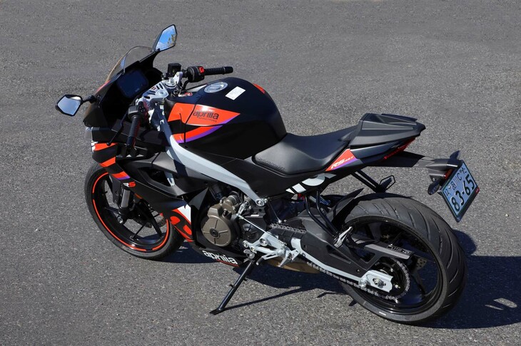 アプリリアがリリースした新型のスーパースポーツモデル「RS457」。排気量457ccの軽量・コンパクトなモデルで、同社のMotoGPマシン「RS-GP」を思わせるグラフィックが用いられている。