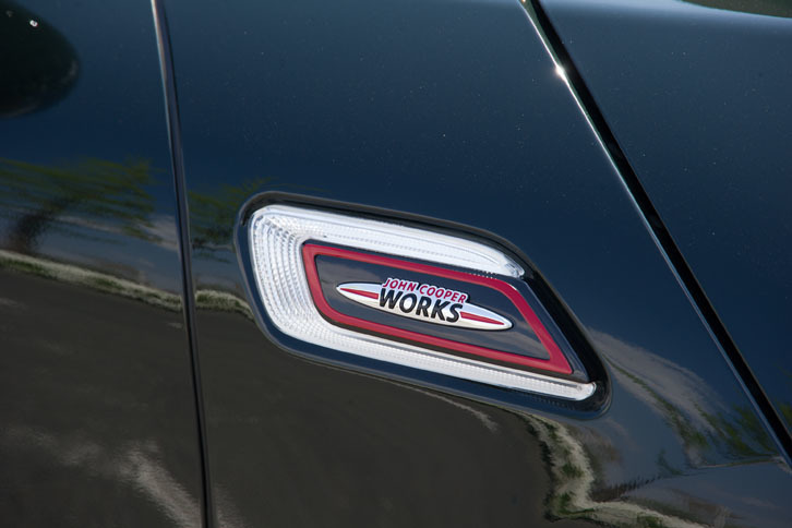 クルマの内外には「John Cooper Works」のバッジが合計16個備わる。写真はサイドスカットルのもの。