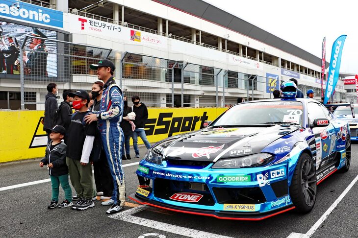 「グリッドウォーク」には、D1参戦マシンと共にドライバーも参加。D1ファンにとっては、ドライバーとの交流を楽しむ絶好の機会となった。写真は、ファンとのサインや写真に応じる横井昌志選手。「TEAM D-MAX S15 SILVIA 2JZ 4号機」というトヨタの6気筒ターボエンジンに換装した「S15シルビア」が愛機だ。