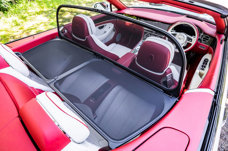 組み立て式のウインドディフレクターは、リアシートを覆うように装着される。フロントシートのヘッドレスト後方にある風よけを立てれば、高速道路でも風の巻き込みが最小限に抑えられる。