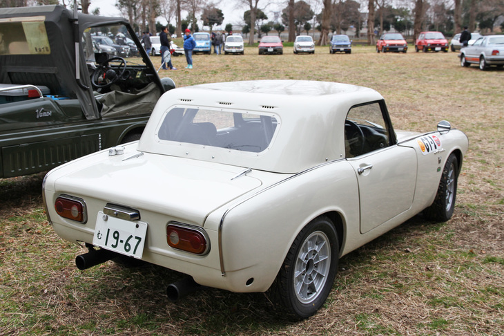 当時モノというフラットな形状のレーシングハードトップやRSCレプリカのアルミホイール、メガホンマフラーなどでコンペティション仕様風に装った「S800」。