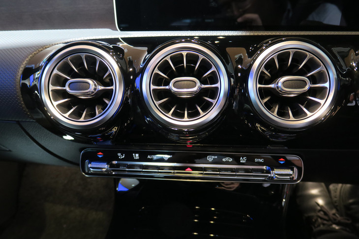 メルセデス・ベンツCLA200dシューティングブレーク（インテリア）