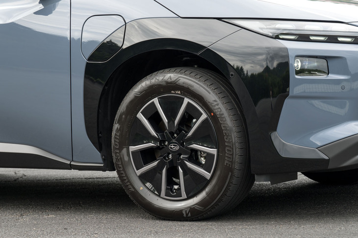 タイヤサイズは235/60R18が標準で、上級グレード「ET-HS」（4WD）のみオプションで20インチアルミホイールと235/50R20サイズのタイヤの組み合わせも用意。ただしこのオプションを選択すると、航続距離が687kmから622kmに低下する（WLTCモード）。