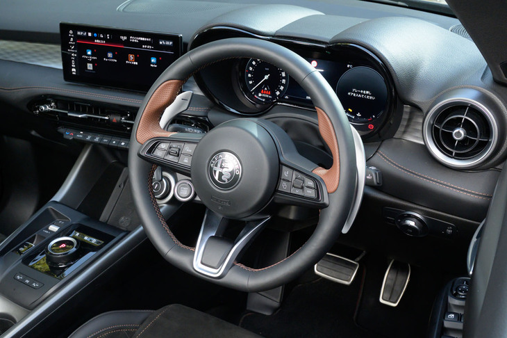 これも「インテンサ」の特徴である、タンカラーのアクセントが入ったスポーツレザーステアリング。