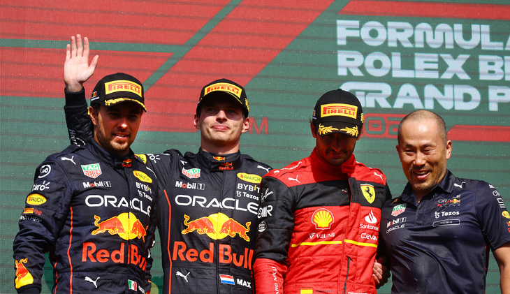 F1第14戦ベルギーGPを制したレッドブルのマックス・フェルスタッペン（写真左から2番目）、2位に入ったレッドブルのセルジオ・ペレス（同左端）、3位でレースを終えたフェラーリのカルロス・サインツJr.（同右から2番目）。（Photo=Getty Images / Red Bull Content Pool）
	 