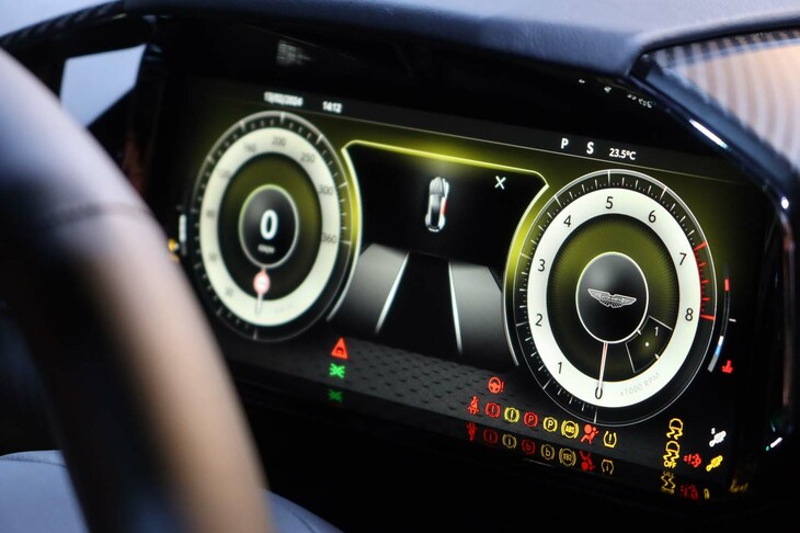 アストンマーティン・ヴァンテージ（メーターパネル）
