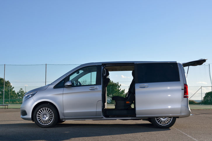 「Vクラス」のリアドアは、左右ともに電動スライド式。写真は、バックドアのウィンドウも開放した状態。