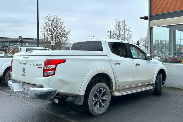 「フィアット・フルバック」は「三菱トライトン」のOEM車だった。2025年2月、シエナ郊外で。