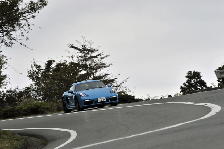 ワインディングロードを行く「718ケイマンS」。従来モデルから変更されたショックアブソーバーやスプリングの働きにより、コーナリング性能のみならず快適性も高められている。